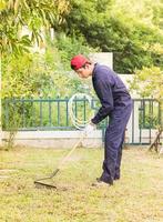 tuinman met tuin gereedschap Bij werk foto