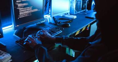 een mannetje hacker is gebruik makend van een computer naar hack gegevens naar vraag naar losgeld van slachtoffers. foto