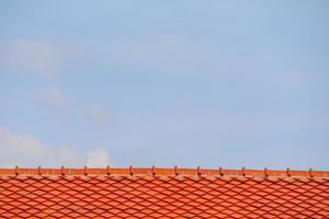 dak op de top en blauwe lucht witte wolk achtergrond foto