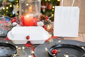 voedsel levering onderhoud containers Aan tafel, feestelijk geserveerd voor de viering van Kerstmis en nieuw jaar. serviesgoed en loft-stijl decor. besparing tijd, heet bestellen, beschikbaar plastic doos. bespotten omhoog foto