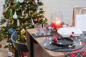 voedsel levering onderhoud containers Aan tafel, feestelijk geserveerd voor de viering van Kerstmis en nieuw jaar. serviesgoed en loft-stijl decor. besparing tijd, heet bestellen, beschikbaar plastic doos. bespotten omhoog foto