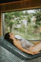 jonge vrouw ontspannen op het tepidarium-bed in de spa foto