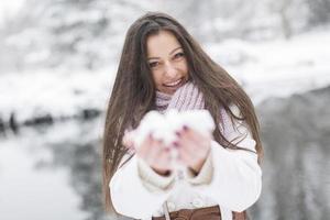 jonge vrouw in de winter foto