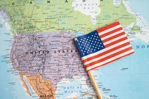 Bangkok, Thailand - februari 1, 2022 Verenigde Staten van Amerika Amerika vlag Aan wereld kaart achtergrond. foto