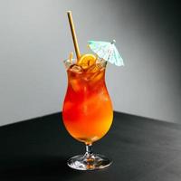 oranje sap cocktail met paraplu foto