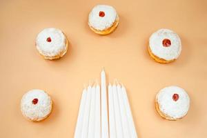 gelukkig Chanoeka. traditioneel Joods toetje sufganiyot. vieren jodendom vakantie. donuts met jam en suiker poeder. foto