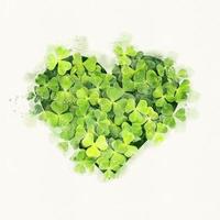 groen Klaver hart in waterverf stijl Aan wit papier achtergrond foto