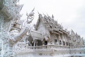 Chiang rai, Thailand - nov 24, 2022 - wat rong khun beroemde tempel, of wit tempel in chiang, Thailand foto