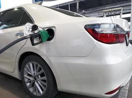 groen mondstuk pomp geweer benzine van olie pomp in de auto tank foto