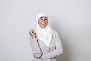 portret van mooi jong Aziatisch moslim vrouw in hoofd sjaal glimlach. parel van de oosten. glimlachen moslim vrouw vervelend hijaab. modern, elegant en gelukkig moslim vrouw vervelend een hoofddoek foto