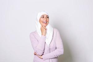 portret van mooi jong Aziatisch moslim vrouw in hoofd sjaal glimlach. parel van de oosten. glimlachen moslim vrouw vervelend hijaab. modern, elegant en gelukkig moslim vrouw vervelend een hoofddoek foto