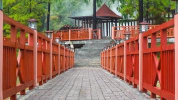 rood brug over- de heet water meer foto