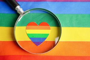 lgbt tekst karakter met regenboog vlag hart voor symbool van trots maand lesbienne, homo, biseksueel, transgender, menselijk rechten, tolerantie en vrede. foto