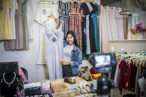 schoonheid vrouw mode blogger presenteren jurk naar cel telefoon en glimlachen tonen kleren verkoop online leven streaming foto