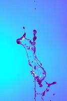 abstract achtergrond van een plons van gekleurde water, botsing van gekleurde druppels vallend naar elk ander. foto