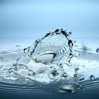 onscherp plons water Aan een blauw achtergrond foto