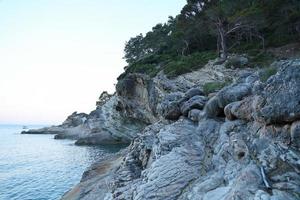 reizen in kalkoen Egeïsch zee en rotsen lagune landschap natuur foto