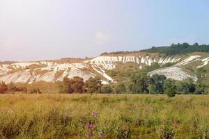 oude miljoenen krijt bergen Aan de steppe oppervlakte van aarde foto