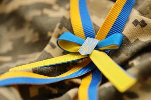 leger camouflage kleding stof met oekraïens strepen Aan lint foto