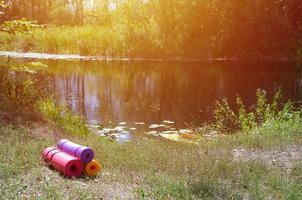 yoga, geschiktheid of toerist matten Aan de groen gras buitenshuis foto