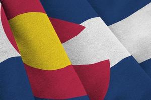 Colorado ons staat vlag met groot vouwen golvend dichtbij omhoog onder de studio licht binnenshuis. de officieel symbolen en kleuren in banier foto