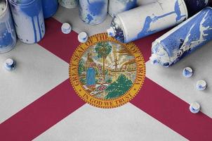 Florida ons staat vlag en weinig gebruikt aërosol verstuiven blikjes voor graffiti schilderen. straat kunst cultuur concept foto