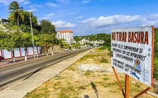 puerto escondido oaxaca Mexico 2022 bezig weg straat het rijden auto's verkeer jam puerto escondido Mexico. foto