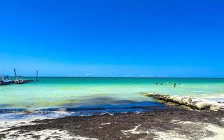 mooi holbox-eilandstrand met boot en turkoois water mexico. foto