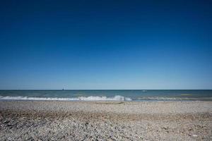 steentjes stenen strand van adriatisch zee porto sant hulp, Italië. foto