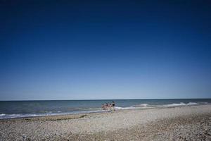 familie met kinderen zwemmen in adriatisch zee Bij strand porto sant hulp, Italië. foto