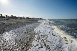 steentjes stenen strand van adriatisch zee porto sant hulp, Italië. foto