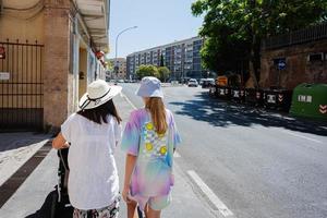 reizen familie en kinderen Aan Europese vakantie in Italië. moeder met kinderen wandelen Bij straat van Rome. foto