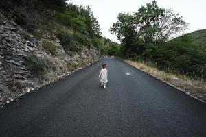 baby meisje rennen in berg weg van nocera umbra, stad- en gemeente in de provincie van Perugia, Italië. foto