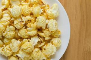 karamel popcorn in wit keramisch bord foto