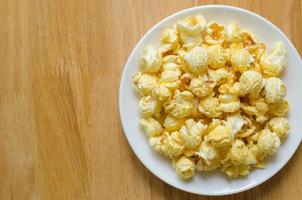 karamel popcorn in wit keramisch bord foto