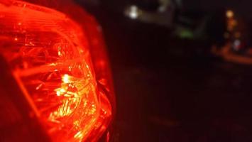 vervagen achtergrond foto van rood auto lichten Aan een donker nacht achtergrond