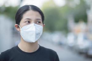 Dames beschermen zich door vervelend een masker naar voorkomen de virus. covid 19 foto