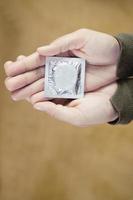 Dames dragen condooms. concepten van seks onderwijs. foto