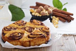 kaneel broodjes met chocola en room foto