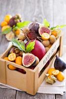exotisch fruit in een houten krat foto