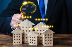 landmeter evalueert eigendom. evaluatie van hotels en toerist plaatsen. zoeken voor het beste optie naar kopen een luxe appartementen vip klas. inspectie. beoordeling en prestige. nakoming met kwaliteit normen. foto