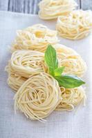 droge pasta met verse basilicum foto