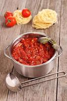 tomaat pasta saus in een klein pan foto
