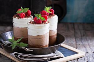 drie chocola mousse toetje in een pot foto