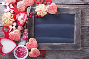 valentijnsdag dag koekjes in de omgeving van een schoolbord foto