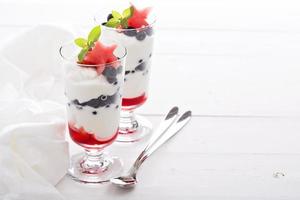 yoghurt parfait met bosbessen en aardbei foto