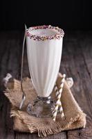 witte chocolademilkshake in hoog glas foto