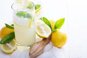 eigengemaakt limonade in hoog bril foto