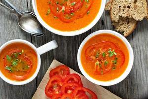 geroosterd rood peper soep in wit kom foto