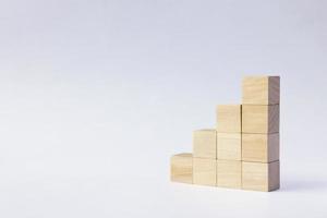 houten kubus speelgoed- voor de kind. concept over opleiding, bedrijf, Speel, strategie, succes. foto